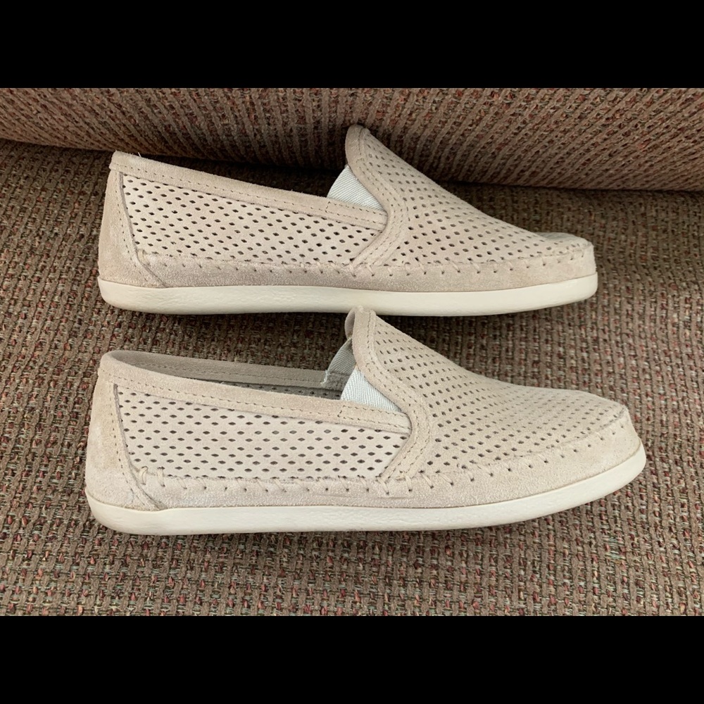 Women Minnetonka Slip-On Shoes 8.5